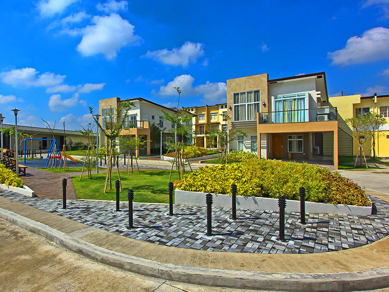 A Lancaster New City Cavite feature in select Briana and Chessa house models, the family enclave is a space in front of their homes where homeowners can enjoy with their community.