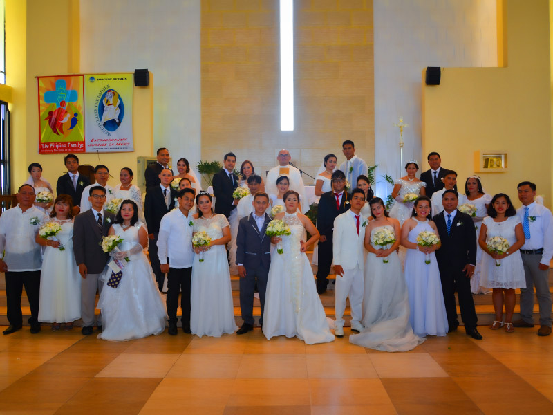 Newly-wed couples poses at the altar of Parish of the Holy Family during the Kasalang Bayan event of Profriends and Lancaster New City Cavite.