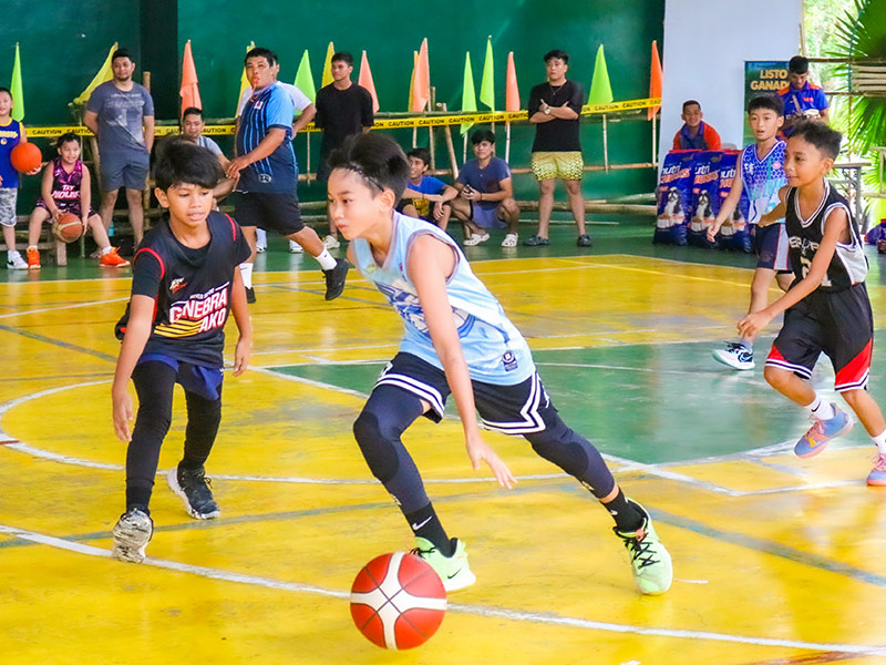 The youth of Parc Regency Residences in Pavia, Iloilo playing basketball.
